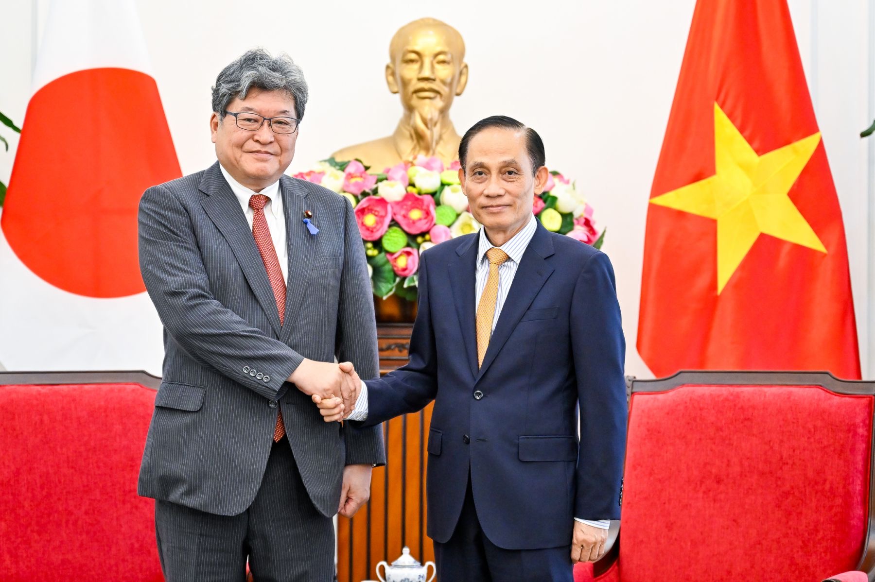 Uỷ viên Bộ Chính trị, Bộ trưởng Ngoại giao Lê Hoài Trung tiếp Quyền Tổng Thư ký Đảng Dân chủ Tự do Nhật Bản (LDP) Hagiuda Koichi